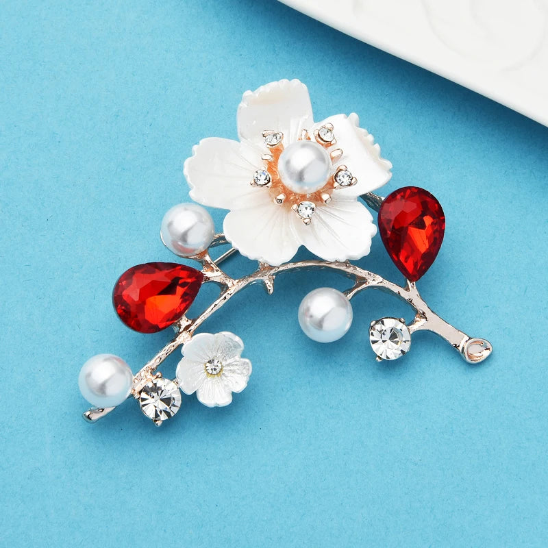 Broche branche fleurie à facettes avec accents effet perle