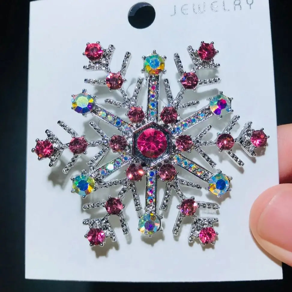 Broche flocon de neige à six branches ornée de joyaux