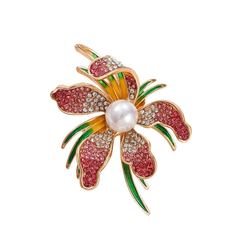 Broche fleur ornée de bijoux avec centre effet perle