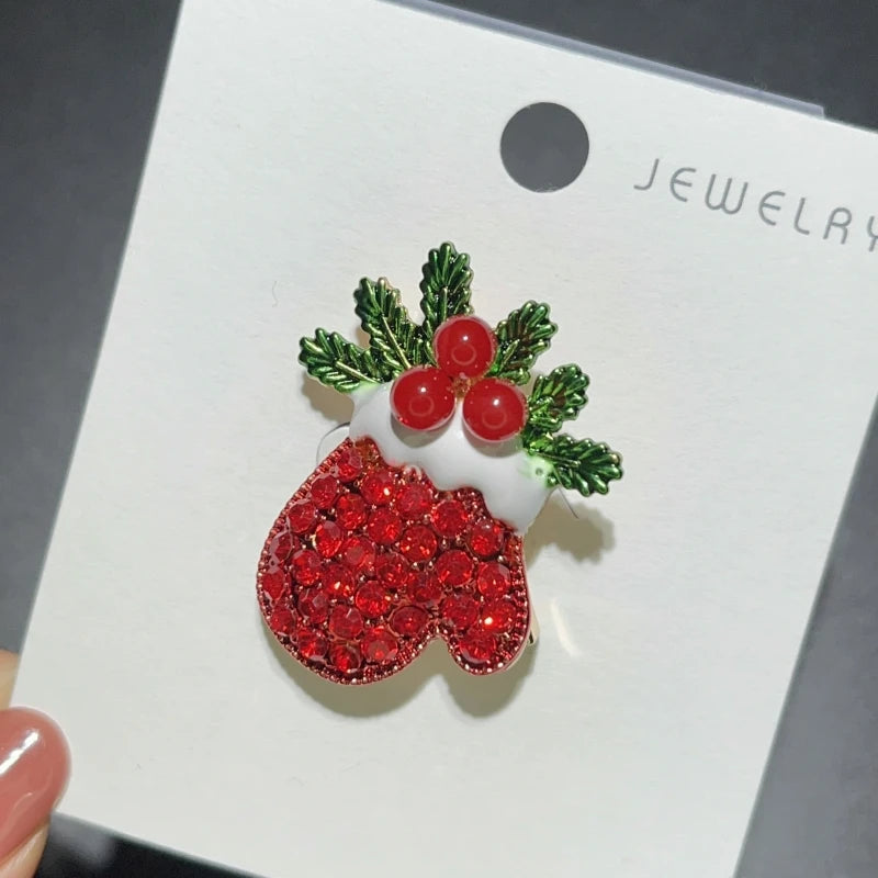 Broche moufle de Noël avec houx et strass