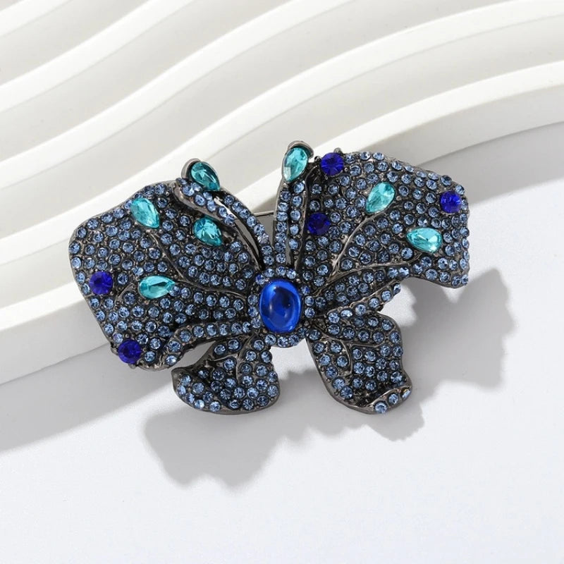 Broche grappe de pétales en strass