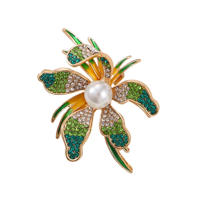Broche fleur ornée de bijoux avec centre effet perle