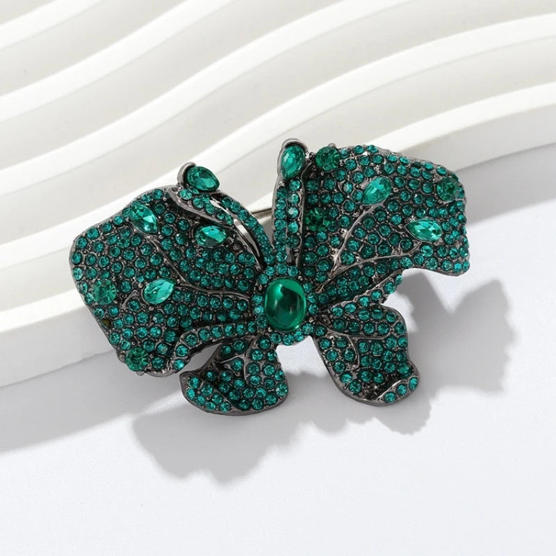 Broche grappe de pétales en strass