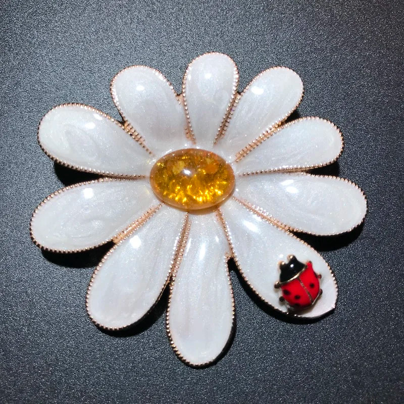 Daisy Flower with Little Ladybug Brooch — Rose Gold