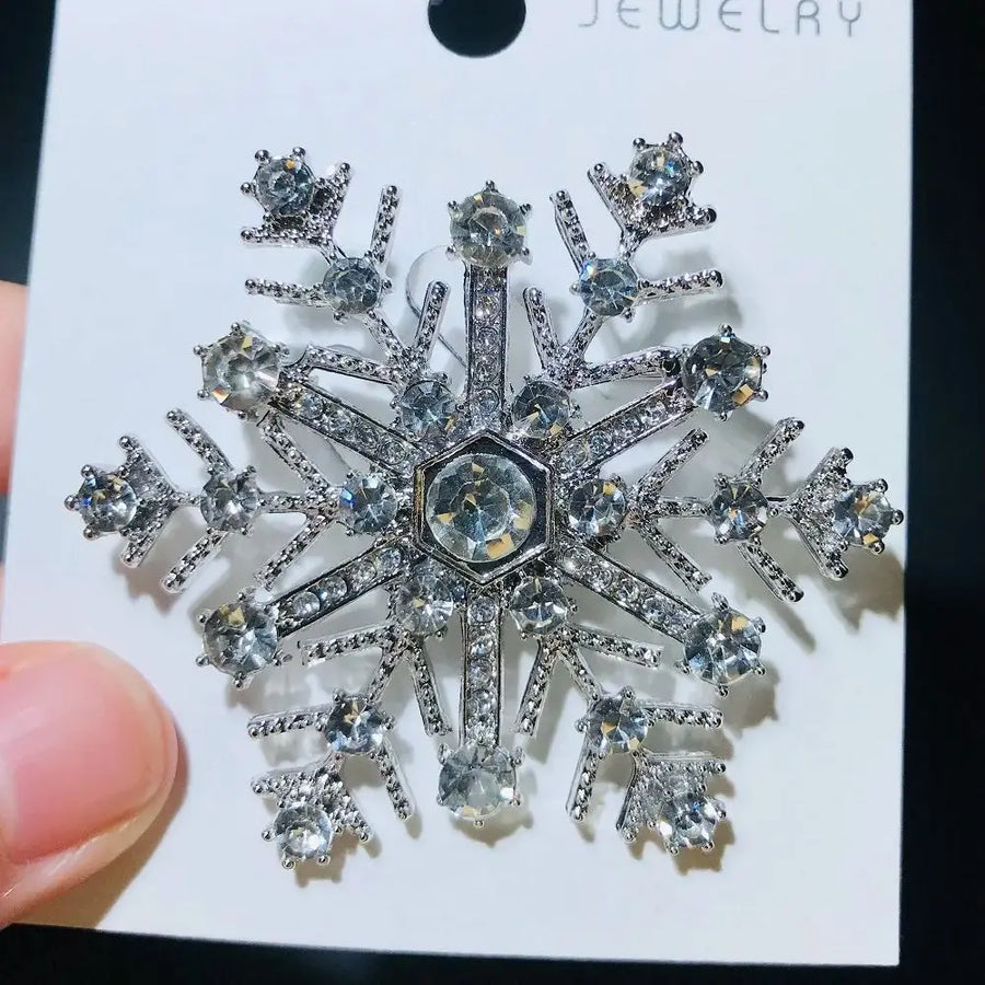 Broche flocon de neige à six branches ornée de joyaux