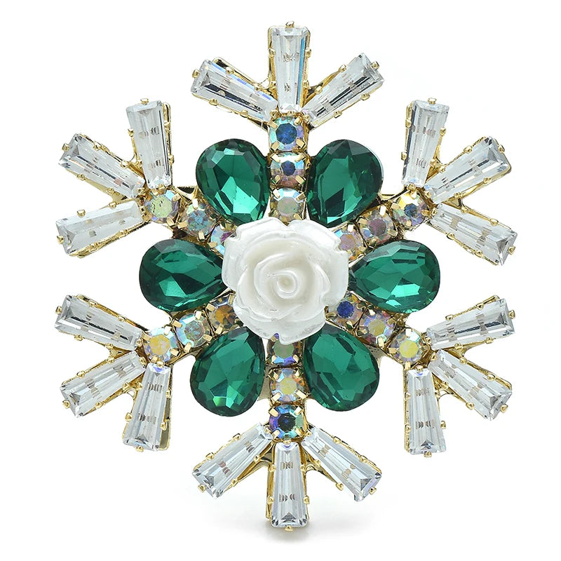 Broche flocon de neige ornée de bijoux avec centre en rose blanche