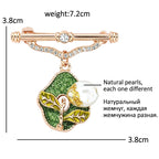 Broche fleur encadrée avec accent aspect perle