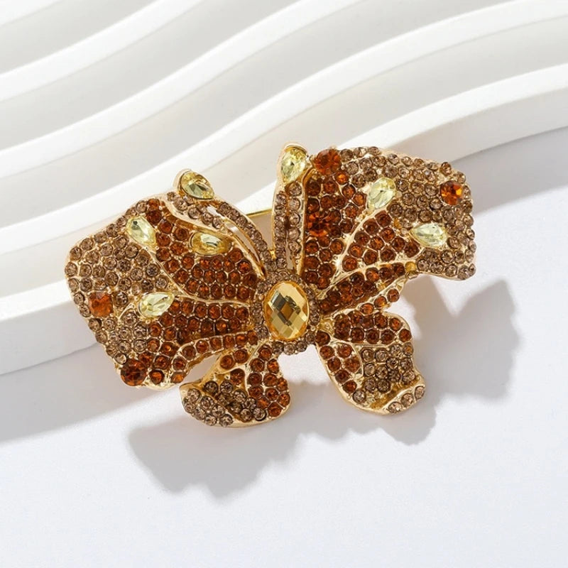 Broche grappe de pétales en strass